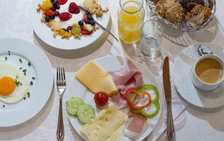 Photo: Breakfast table at the apartment house in Söll Wilder Kaiser Tirol Austria for a last minute vacation with your dog.