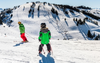 Photo: Family skiing fun at the vacation apartment of Appartement Haus Söll Tirol Wilder Kaiser Austria on vacation with dog