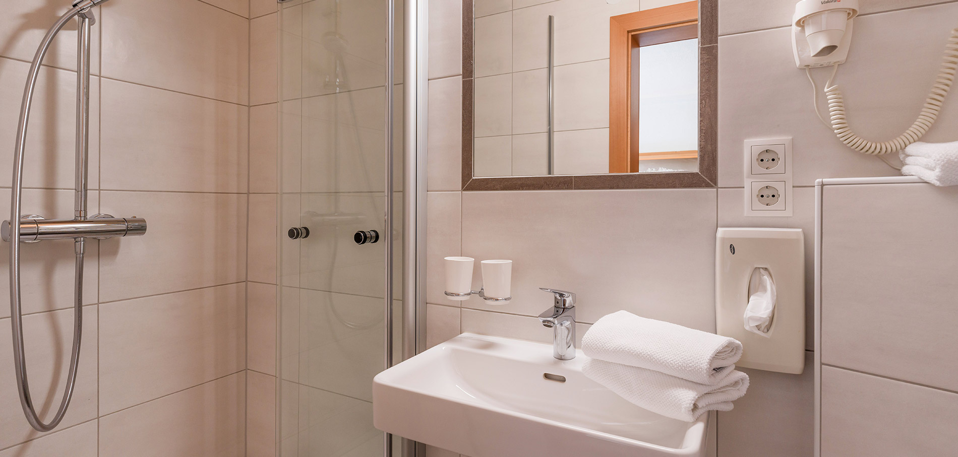 Foto: Badezimmer im Doppelzimmer im Hostel im Zentrum von Söll in Tirol