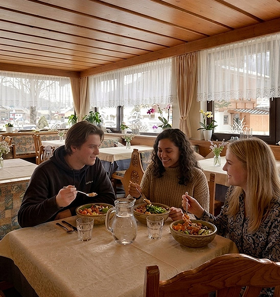 Foto: Gemeinschaftsraum Essen und Trinken und Spaß haben im Hostel in Söll