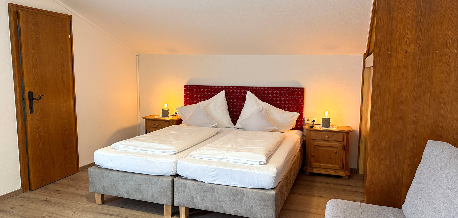 Foto: Vierbettzimmer im günstigen Hostel in Söll in Tirol am Wilden Kaiser