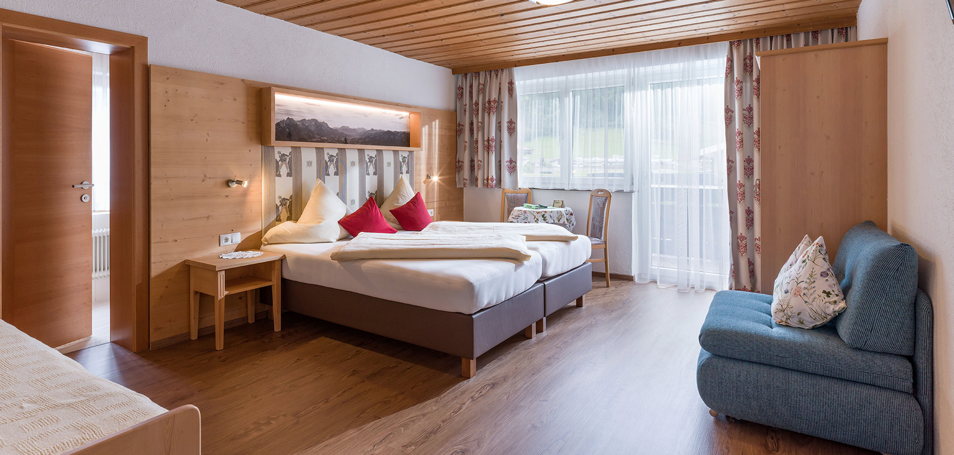 Foto: Vierbettzimmer in Söll im günstigen Hostel im Zentrum am Wilden Kaiser