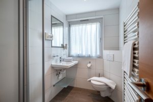 Bad im Dreibettzimmer im Hostel Dorfglück