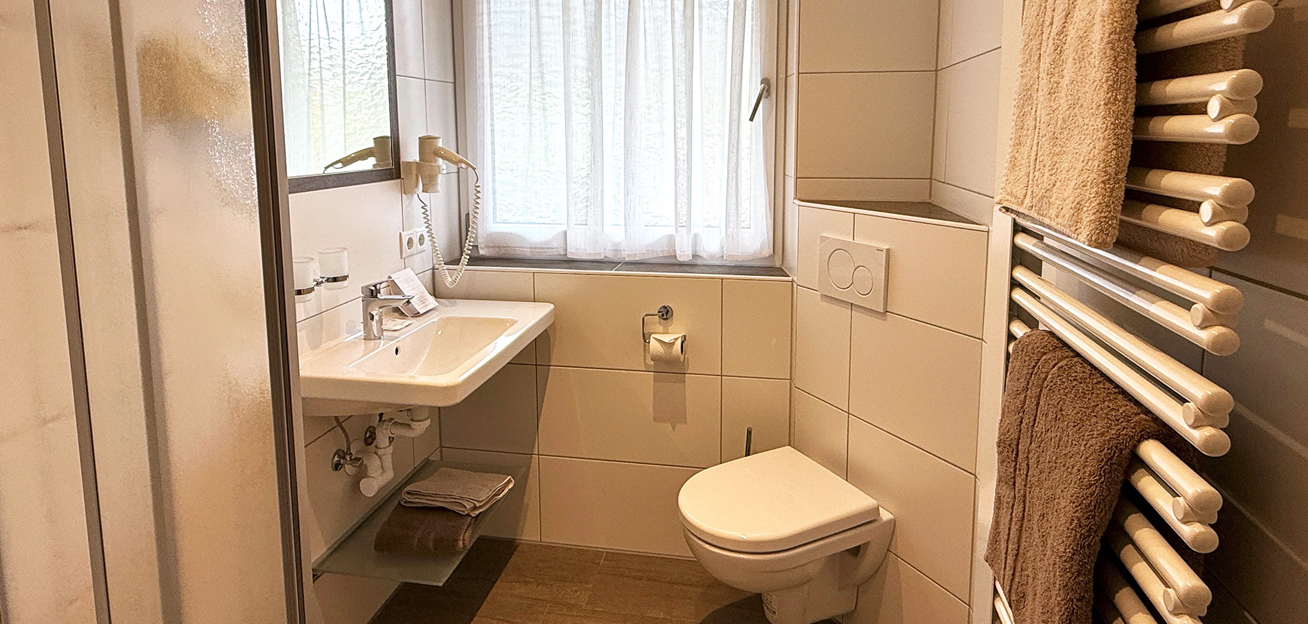 Badezimmer im Hostel in Söll in Tirol